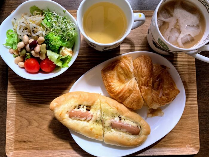 三和食品の工場直売パンとオリンピック開会式を見ながらの夕食。